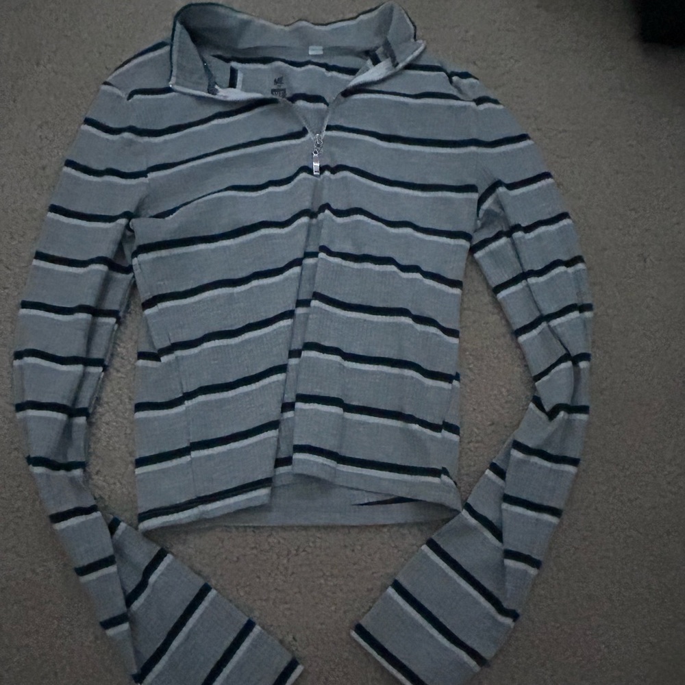 grey/white/black long sleeve